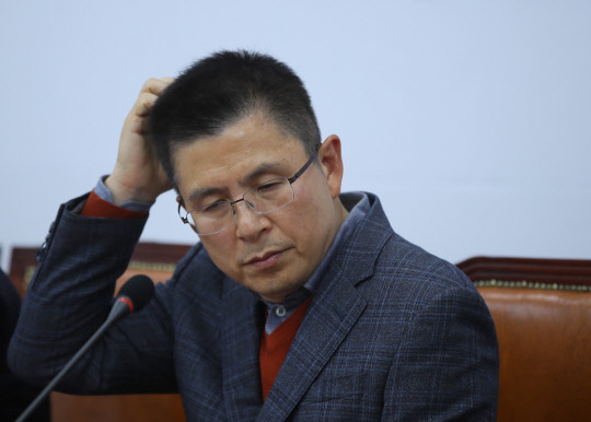 청와대 앞 분수대 광장에서 단식에 들어갈 예정인 황교안 자유한국당 대표가 20일 국회에서 열린 당대표 및 최고위원-중진의원 연석회의에서 중진들의 발언을 듣는 도중 머리를 만지고 있다. 연합뉴스